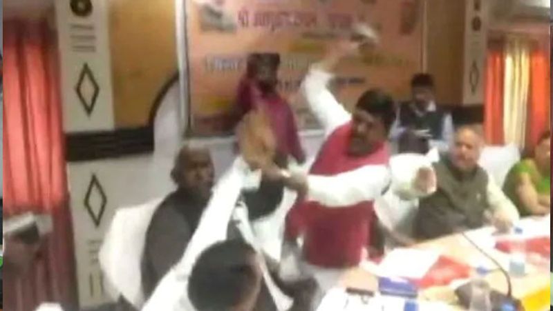 Is Sanjay Singh thrashed AAP MLA with shoes in meeting know the truth kpm