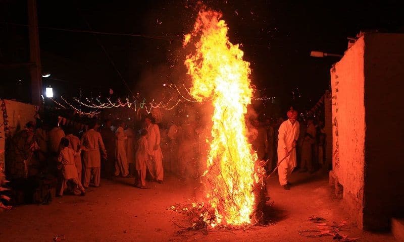पाकिस्तान में हिंदू होली का त्योहार मनाते हैं। लेकिन हिंदूओं को खुलेतौर पर त्योहार मनाने की इजाजत नहीं होती है।