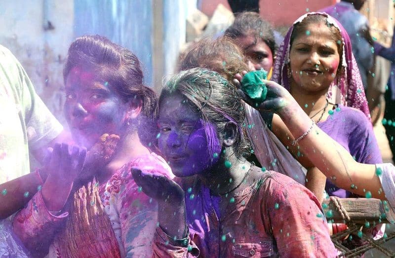 पाकिस्तान में हिंदुओं को अपने रस्मो-रिवाज मनाने में कई तरह की दिक्कतों का सामना करना पड़ता है।