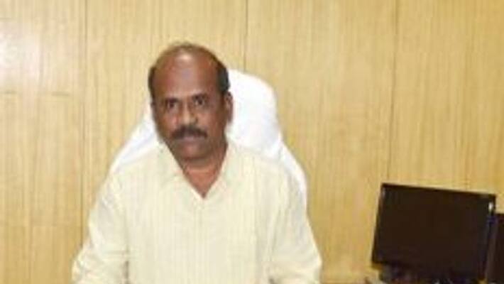 Did the college professor hug the research student? Report to Trichy Collector. !! Did the college professor hug the research student? Report to Trichy Collector. !!