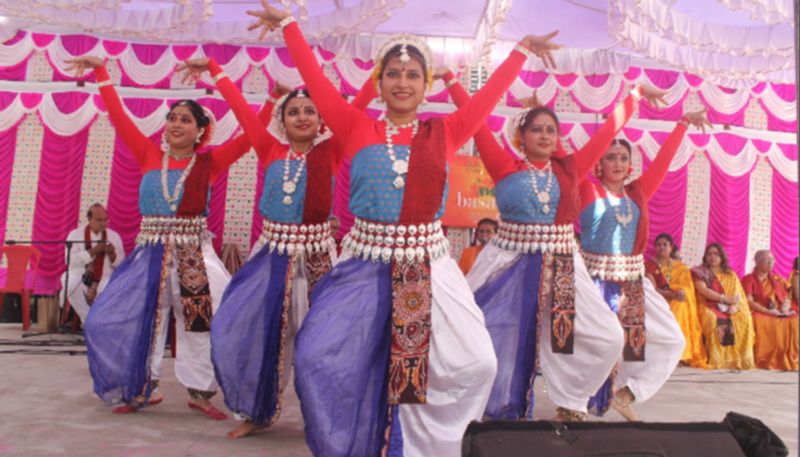 সোশ্যাল মিডিয়ায় হাতছানি, কখনও বা পেশার চাপ। এত সব কিছুর মধ্যে কোথাও যেন হারিয়ে শিকড়হীন হয়ে পড়ছে বাঙালি। এমন ধরনের ভাবনা মাঝে মাঝেই এসে যায় সৃজনশীল বাঙালির মাথায়।