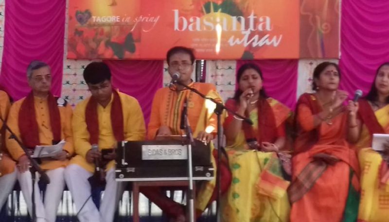 তবে কর্মব্যস্ত জীবনে যতই দৌঁড়ঝাপ লেগে থাকুক না কেন, কোথাও না কোথাও বাঙালির শিকড় আটকে রয়েছে কবিগুরুর লেখনীর সঙ্গেই।