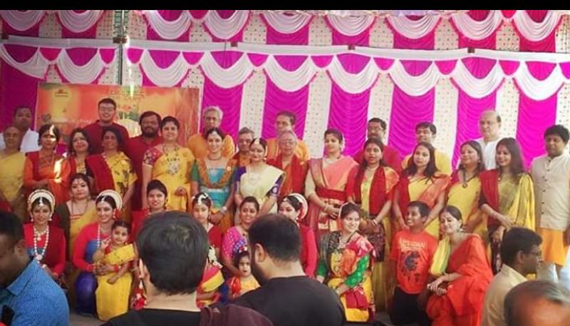 আনন্দ সমাগম এর শিল্পীদের পরিচালিত এই অনুষ্ঠান কয়েক মুহূর্তের জন্য শান্তিনিকেতনের সাজে সেজে উঠেছিল।