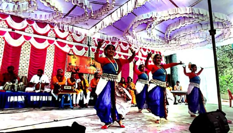 বসন্ত উৎসব উপলক্ষে রবীন্দ্র নৃত্য পরিবেশন করছেন অনন্দ সমাগম এর শিল্পীরা।