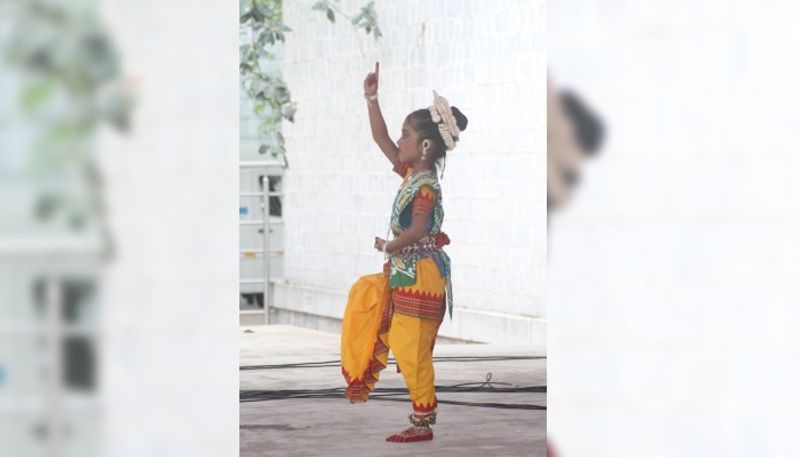 শান্তিনিকেতনের ধাঁচেই এদিন অুষ্ঠিত হয়েছিল আনন্দ সমাগমের বসন্ত উৎসব। মঞ্চে নৃত্য পরিবেশন করছেন আনন্দ সমাগমের এক সদস্যা।