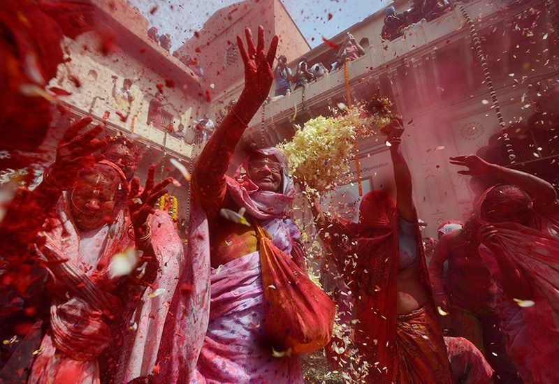 বৃন্দাবনে গোপীনাথ মন্দিরে বিধবা মহিলারাও রঙের খেলায় মাতোয়ারা হন। বৃন্দাবনের সবথেকে পুরোন মন্দির গোপীনাথ মন্দির। এখানে আশ্রিতা সবাই 'গোপী'। আর সহস্র হাজারো গোপীদের নাথ এইজনই, তিনি শ্রীকৃষ্ণ।