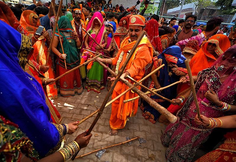 লথ মার হোলি বা দোলের পিছনে কারণ বিশেষ আকর্ষণীয়।এখানকার লোকজনদের বিশ্বাস কৃষ্ণ নন্দগাঁও থেকে বারসানা পর্যন্ত দোল খেলতে আসেন। তিনি শ্রীরাধিকার সঙ্গে হোলি খেলে তাঁদেরকে জ্বালাতেন। সেকারণে বারসানার নারীরা লাঠি দিয়ে কৃষ্ণ এবং তার বন্ধুদের মজা করে আঘাত করতেন। তাই বারসানার মানুষরাও একই ঐতিহ্য অনুসরণ করে আসছেন।