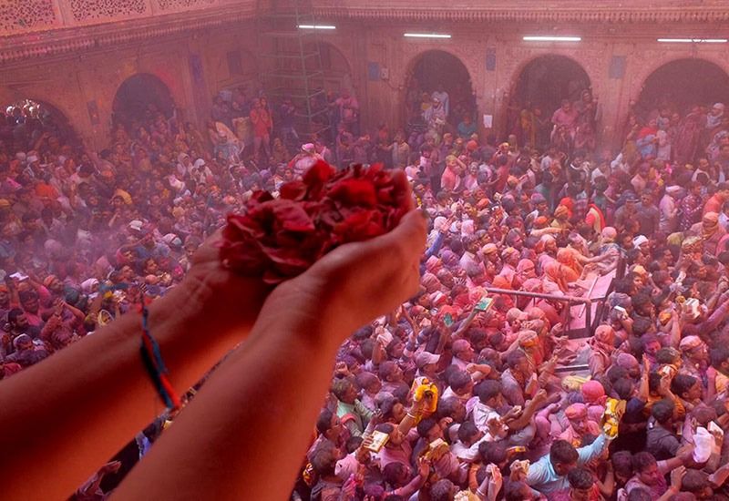 লাথ মার হোলি শুধুমাত্র নন্দগাঁও এবং বারানাসাতেই উদযাপন করা হয়। লাথ মার হোলিতে বারসানা এবং নন্দগাঁও ছাড়া বাইরের কারও অংশগ্রহণ করার অনুমতি নেই।