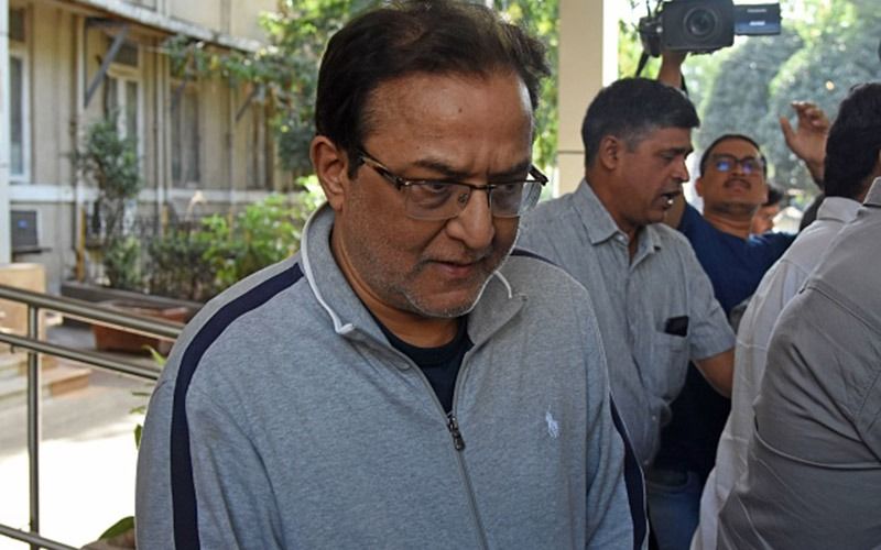 লন্ডনের উড়ানে চাপার আগে মুম্বই বিমানবন্দরে আটকানো হয় রানার ছোট মেয়ে রোশনী কাপুরকে। রানা কাপুরের বিরুদ্ধে আর্থিক নয়ছয় মামলার তদন্তে মা ও দুই দিদির সঙ্গে নাম জড়িয়েছে রোশনীরাও।