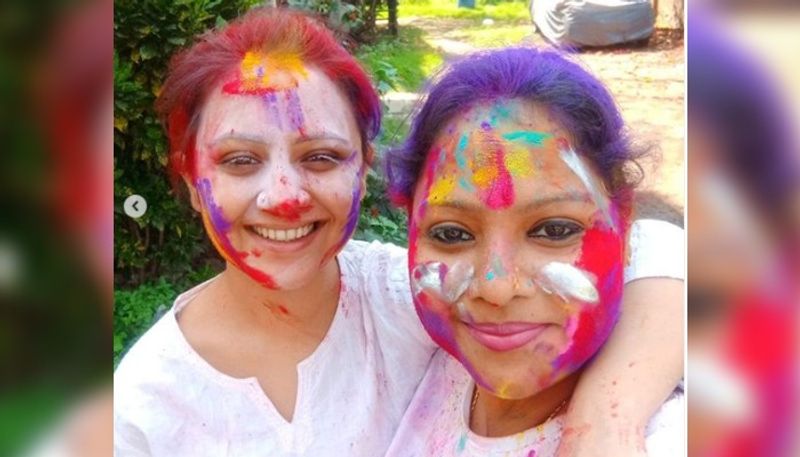 Tolly actress Manali Dey celebrates holi with her boyfriend