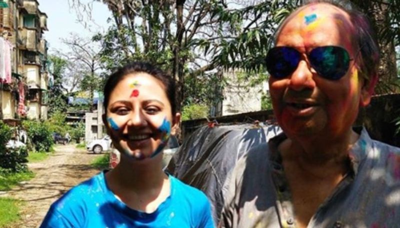 Tolly actress Manali Dey celebrates holi with her boyfriend