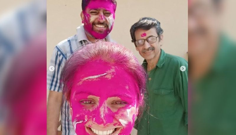 Tolly actress Manali Dey celebrates holi with her boyfriend