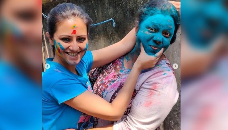 Tolly actress Manali Dey celebrates holi with her boyfriend
