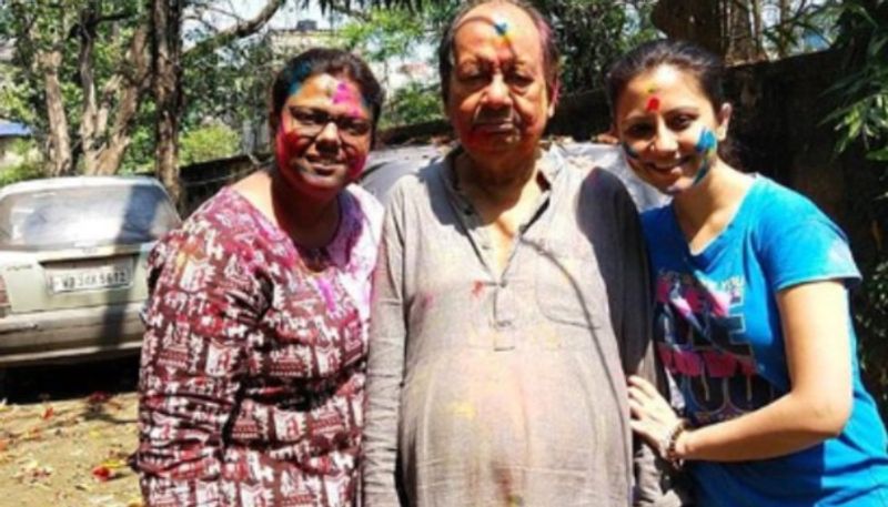 Tolly actress Manali Dey celebrates holi with her boyfriend