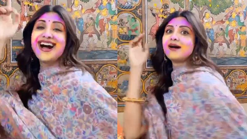 নব্বইয়ের সেরা নায়িকাদের তালিকায় নিজের নাম নিয়ে এলেন শিল্পা। জনপ্রিয়তার শীর্ষে উঠতে উঠতেই সিদ্ধান্ত নিলেন এবার নিজের শ্যামবর্ণ গায়ের রঙে তিনি বদল আনবেন।