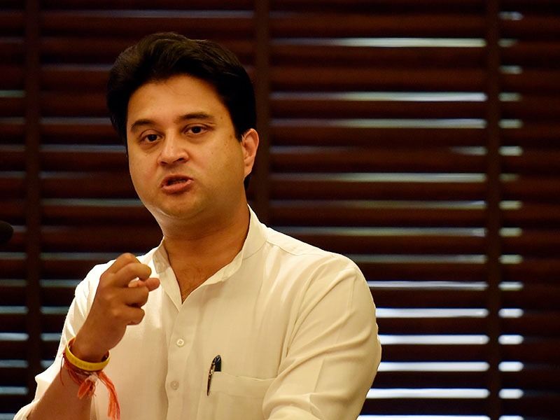 গতবছর অগস্টে জম্ম-কাশ্মীরে ৩৭০ অনুচ্ছেদ বিলোপ কর নরেন্দ্র মোদী সরকার। সেই সময় বিজেপি সরকারের সিদ্ধান্ত প্রকাশ্যেই সমর্থন করেন জ্যোতিরাদিত্য।