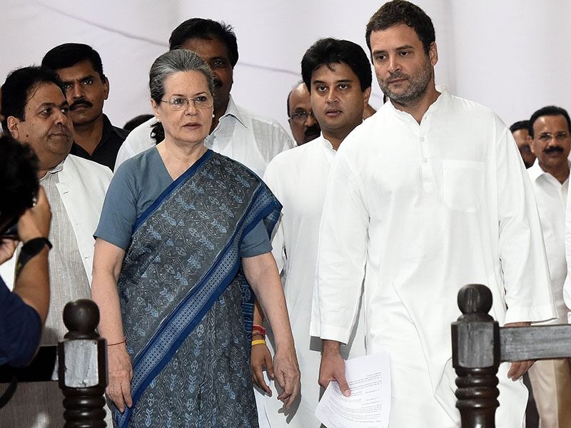 ২০১৮ সালের বিধানসভা নির্বাচনে মধ্যপ্রদেশে মুখ্যমন্ত্রী পদের দাবিদার ছিলেন মাধবরাও সিন্ধিয়ার পুত্র । কিন্তু শেষপর্যন্ত সিনিয়র কমলনাথকেই বেছে নেন কংগ্রেস হাইকম্যান্ড।