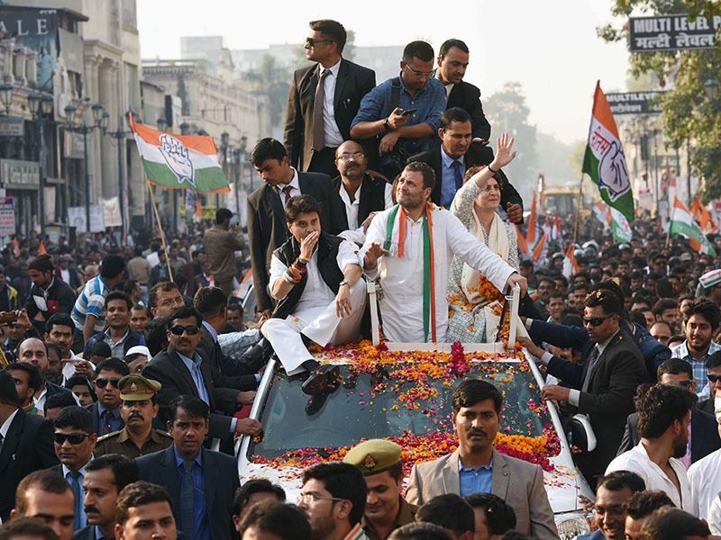 লোকসভা ভোটে কংগ্রেসের শোচনীয় হারের পর কংগ্রেসের সভাপতির পদ থেকে পদত্যাগ করেন রাহুল গান্ধী। এর কয়েকদিনের মধ্যেও কংগ্রেসের সর্বভারতীয় সাধারণ সম্পাদকের পদ থেকে ইস্তফা দেন জ্যোতিরাদিত্য।