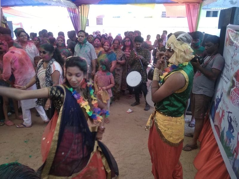 கலை கட்டிய ஹோலி கொண்டாட்டம்