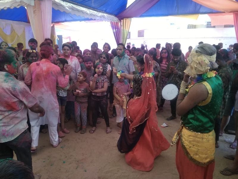 கலை கட்டிய ஹோலி கொண்டாட்டம்