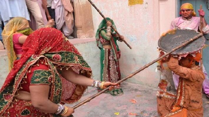 Unique Holi takes place in 300 villages of UP, women beat men as soon as they are seen asa Unique Holi takes place in 300 villages of UP, women beat men as soon as they are seen asa