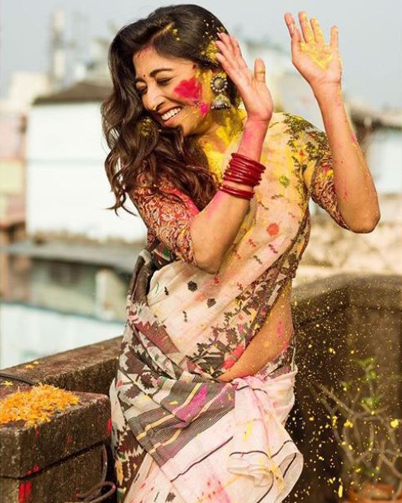 প্রত্যেকেই সেজে গুজে মেতে উঠেছেন এই দোল উৎসবে। পাওলি দামও রয়েছেন সেই তালিকায়। পরণে সাদা-কালো জামদানি, পিঠ খোলা কলমকারির ব্লাউজে অন্য অবতারে নিজেকে মেলে ধরেছেন অভিনেত্রী। বসন্তের অলস দুপুরে আবির নিয়ে খেলায় মেতেছেন অভিনেত্রী।
