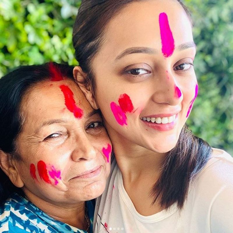 একদিকে সাংসদ অন্যদিকে অভিনেত্রী তিনি হলেন সকলের প্রিয় সাংসদ অভিনেত্রী মিমি। হাজারো কর্মব্যস্ততার মধ্যেও সময় বার করে দোল উৎসবে মেতেছেন মিমি চক্রবর্তী। মায়ের সঙ্গে মিমির এই ছবি ভাইরাল হয়েছে সোশ্যাল মিডিয়ায়।