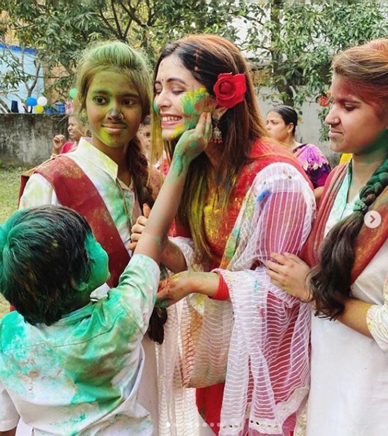 নিজের পরিবার বন্ধুবান্ধব নয়, নিজের সবথেকে বড় কাছের মানুষদের নিয়ে রঙের উৎসবে মেতে উঠেছেন অভিনেত্রী ঋতাভরী চক্রবর্তী। নিজের সংস্থার মুক ও বধির শিশুদের সঙ্গে দোল খেলেছেন ঋতাভরী।