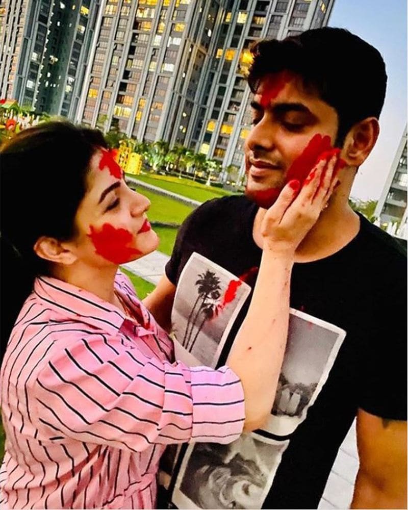 স্বামী রোশনের সঙ্গে বসন্ত উৎসব উদযাপনের আনন্দে মেতেছেন অভিনেত্রী শ্রাবন্তী। লাল আবিরেই ভালবাসার রঙে রাঙিয়েছেন দুজনে।