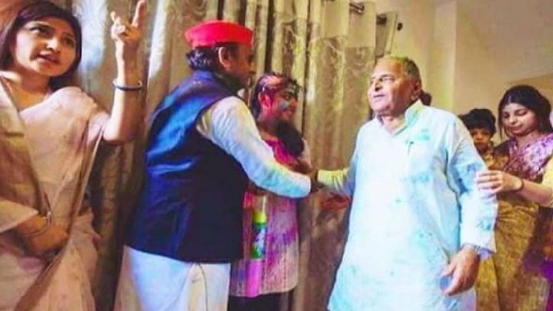 4 years later, the family of Mulayam Singh Yadav showed up, leaving the mike and touching the feet like this, Akhilesh, Shivpal blessed Ram Gopal asa