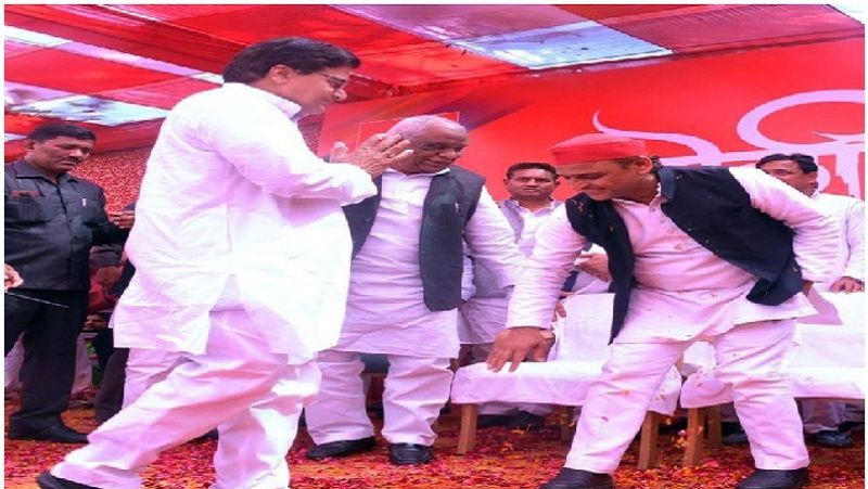 4 years later, the family of Mulayam Singh Yadav showed up, leaving the mike and touching the feet like this, Akhilesh, Shivpal blessed Ram Gopal asa