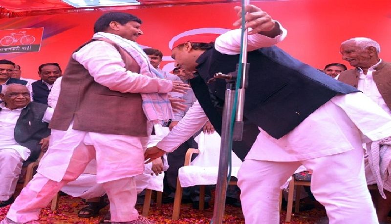 4 years later, the family of Mulayam Singh Yadav showed up, leaving the mike and touching the feet like this, Akhilesh, Shivpal blessed Ram Gopal asa