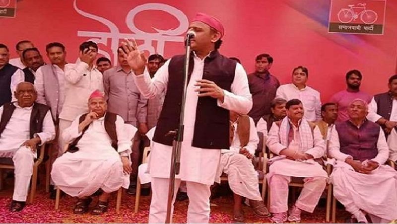 4 years later, the family of Mulayam Singh Yadav showed up, leaving the mike and touching the feet like this, Akhilesh, Shivpal blessed Ram Gopal asa