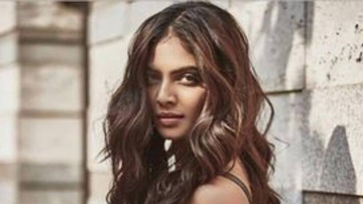 Actress Malavika Mohanan Stay at Home For Her Parents Photo Going Viral Actress Malavika Mohanan Stay at Home For Her Parents Photo Going Viral