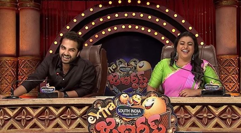 రోజాకు ఉన్న క్రేజ్, వైసిపిలో ఆమె చురుగ్గా పనిచేసిన విధానం ఇవన్నీ గమనించిన రాజకీయ విశ్లేషకులు.. రోజాకు జగన్ క్యాబినెట్ లో చోటు ఖాయం.. ఆమె మంత్రి కావడం ఖాయం అనే ఊహాగానాలు వినిపించాయి.