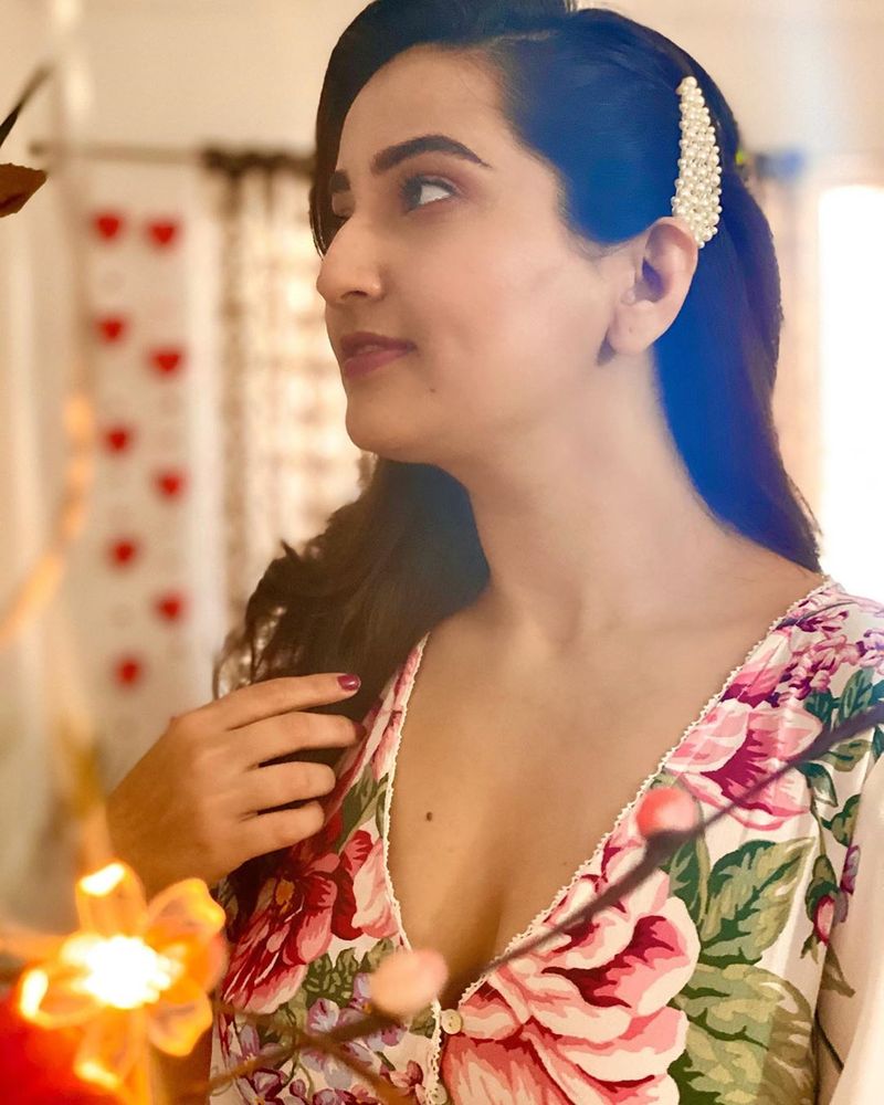 (Courtesy:Instagram)విభిన్నమైన ట్రెండీ దుస్తులు, శారీలుక్ లో మంజూష అందాలు ఒలకబోస్తోంది.