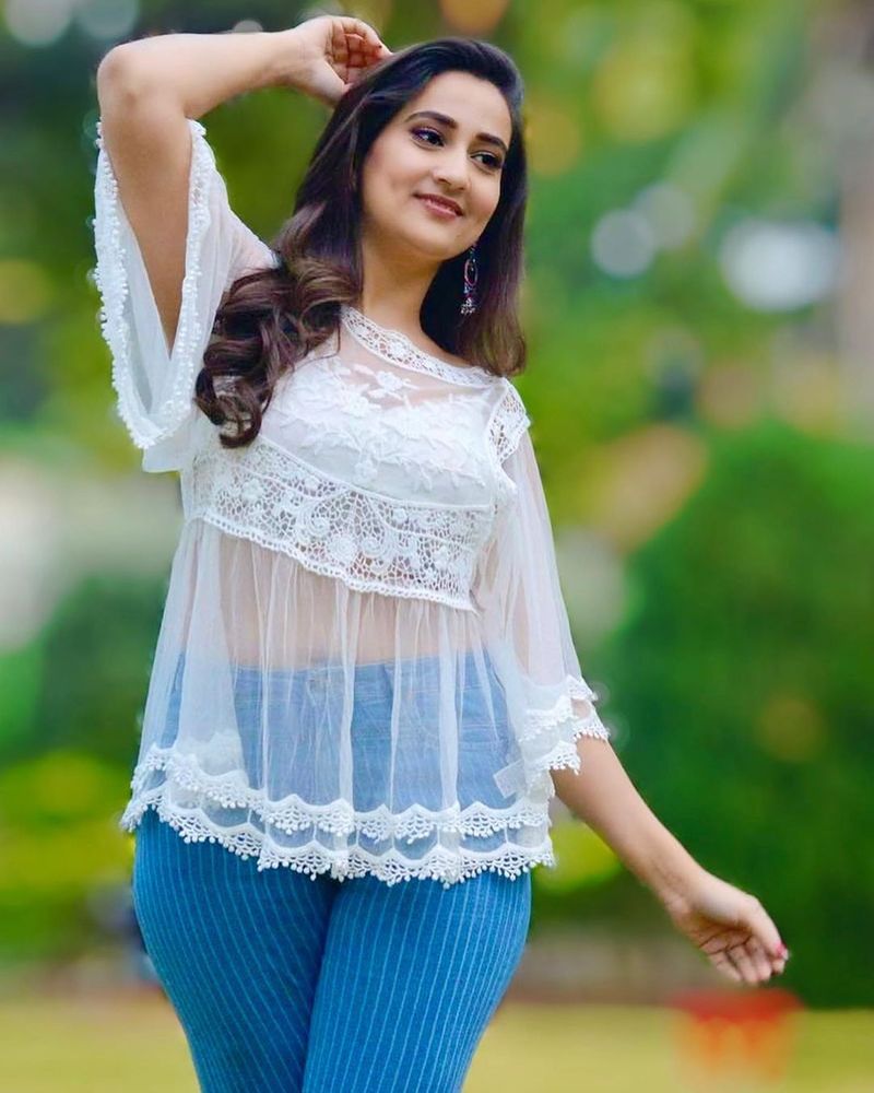 (Courtesy:Instagram)శారీ లుక్ లో కూడా మంజూష అందంగా కనిపిస్తోంది.