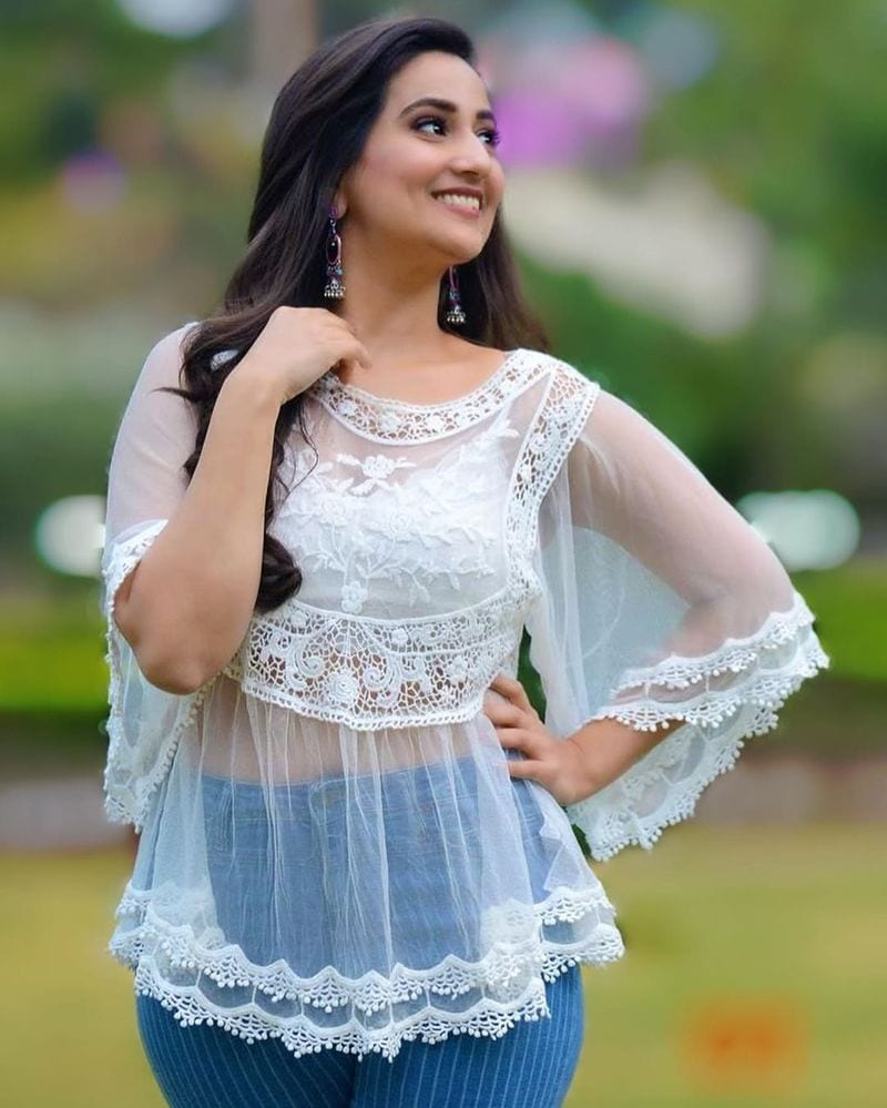 (Courtesy:Instagram)యాంకర్ మంజూష హాట్ ఫోజులు