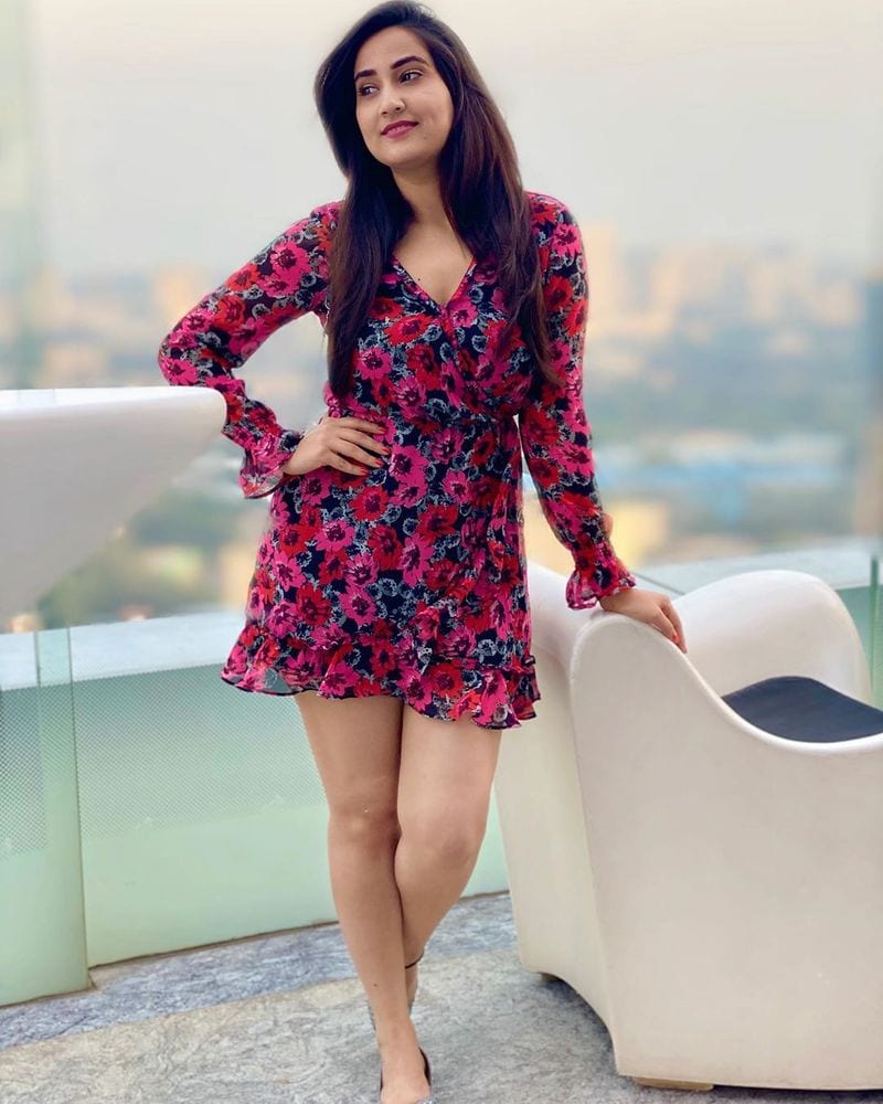 (Courtesy:Instagram)వయ్యారాలు పోతున్న టాలీవుడ్ యాంకర్