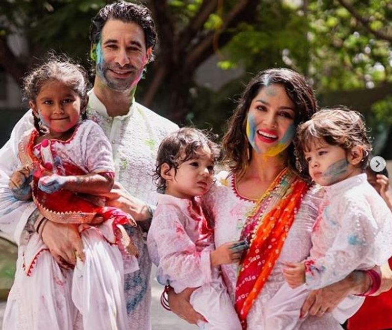 হোলি সেলিব্রেশনে প্রতিবারের মত এবার বিশেষ আয়োজন করেছিলেন সানি লিওন। সেখানেই নিজের তিন সন্তানদের সঙ্গে মেতেছিলেন খেলায়।
