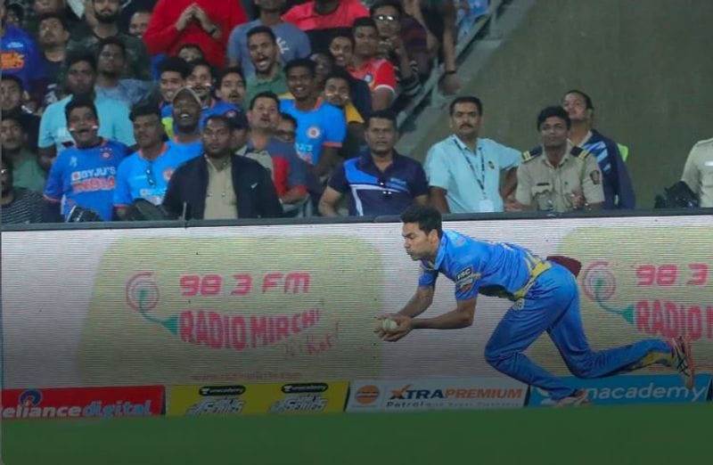 Mohammad Kaif takes a superb catch to dismiss Chamara Kapugedera off Zaheer Khan's bowling