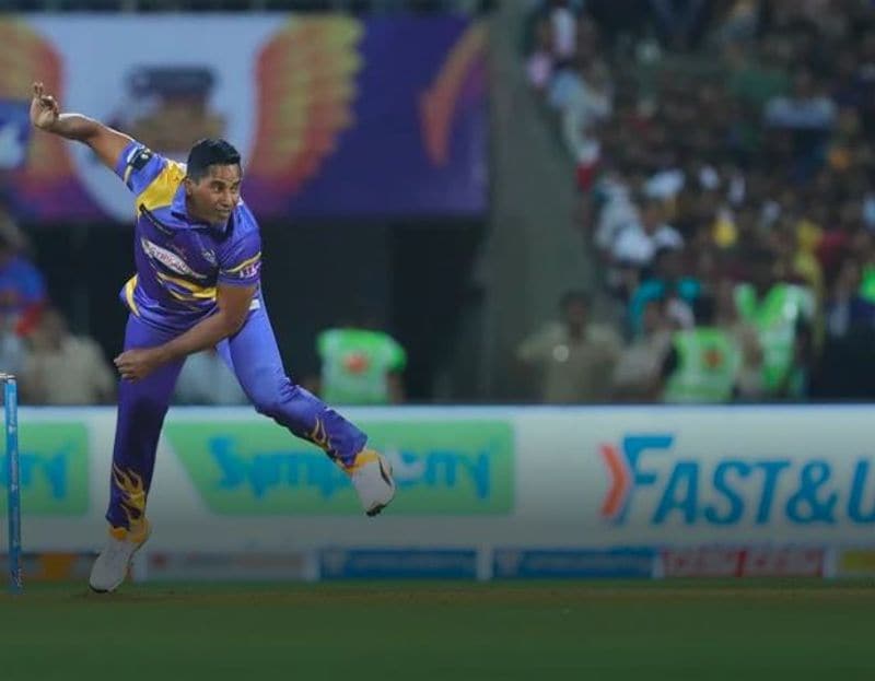 Sri Lanka's Chaminda Vaas bowls. He took two wickets for five runs in three overs. He dismissed Tendulkar for a two-ball duck