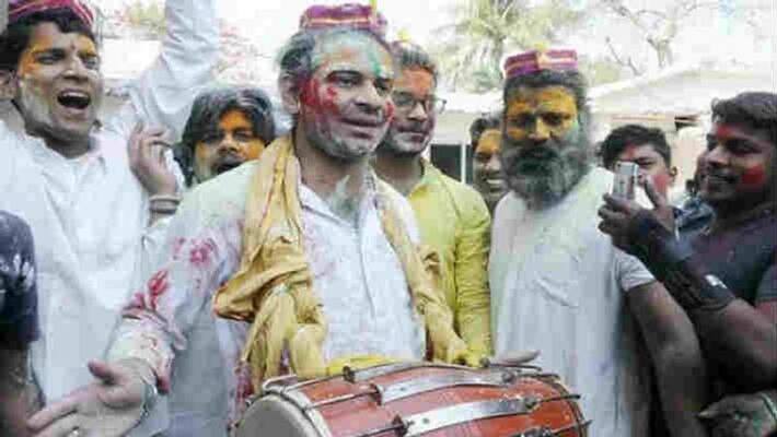 rjd leader tej pratap yadav plays holi like his father lalu prasad in patna pra rjd leader tej pratap yadav plays holi like his father lalu prasad in patna pra