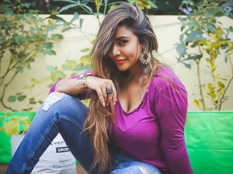 టాలీవుడ్ సినీ అభిమానులకు శ్రీరెడ్డి పేరు పరిచయం అవసరం లేదు. కాస్టింగ్ కౌచ్ పై పోరాటం నేపథ్యంలో శ్రీరెడ్డి అర్థ నగ్న నిరసన చేసిన దేశవ్యాప్తంగా హాట్ టాపిక్ గా మారింది. అవకాశాల పేరుతో వర్థమాన నటీమణులని లైంగికంగా కొందరు వేధిస్తున్నారు అంటూ శ్రీరెడ్డి పలువురు సినీ ప్రముఖులపై సంచలన ఆరోపణలు చేసింది.