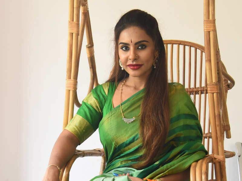 srireedy made sensational comments on samantha dress sense ksr