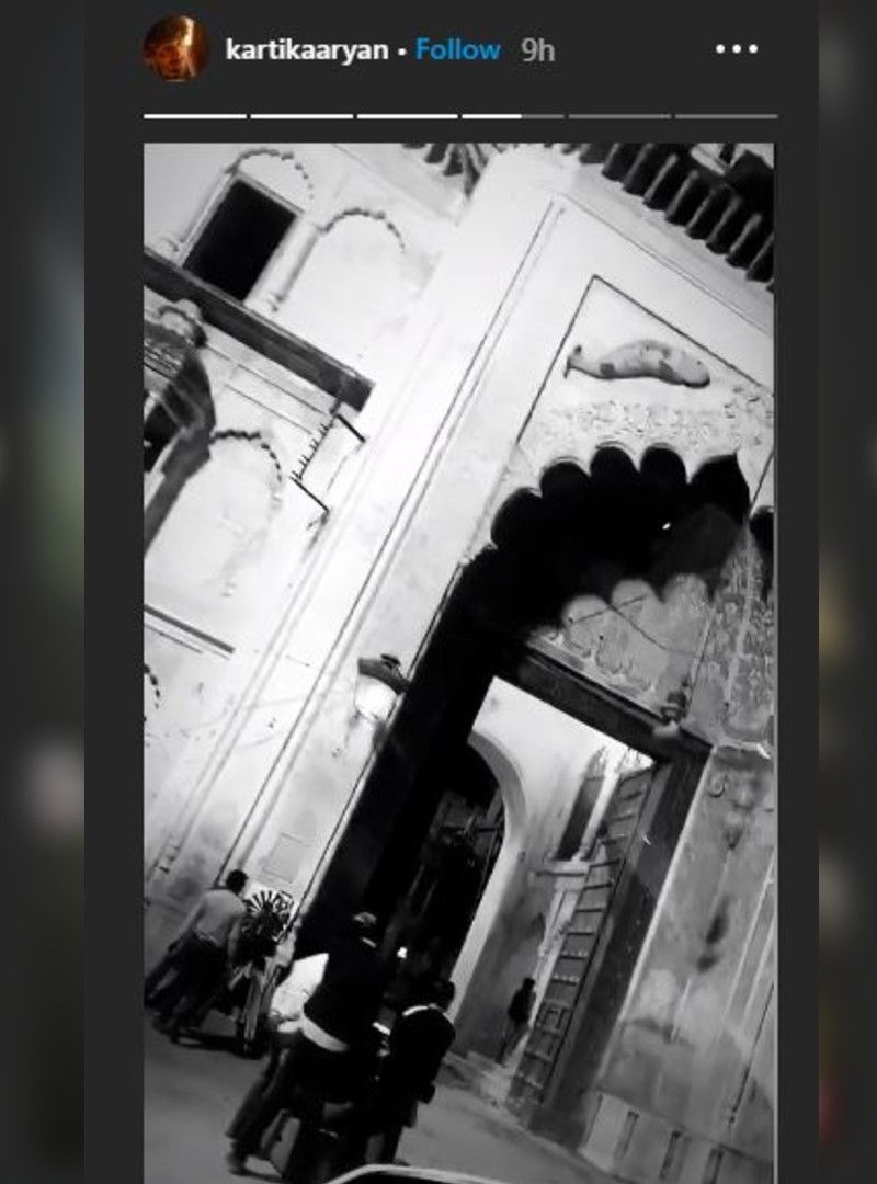এই পোস্টগুলি ছাড়াও 'ভুল ভুলাইয়া'র বেশ কয়েকটি ছবি শেয়ার করেছিলেন কার্তিক। যেমন একটা ছবিতে কিয়ারার কাছাকাছি দাঁড়িয়ে আছেন কার্তিক। আশপাশে দাঁড়িয়ে বেশ কয়েকজন মহিলা যাদের চুল মুখের সামনে পড়ে আছে।