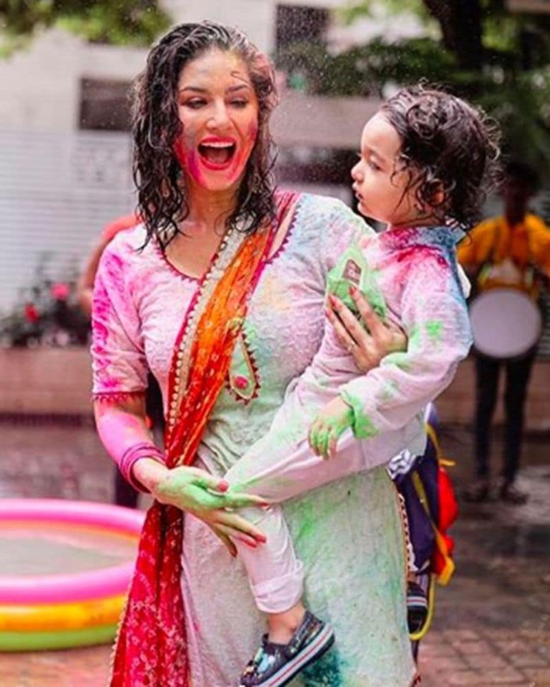 রং খেলে মেয়েকে নিয়ে ও বরকে নিয়ে একাধিক পোজ দিলেন সানি।