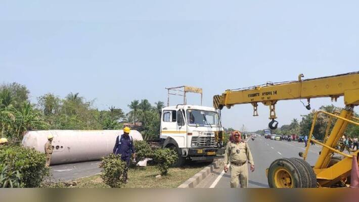Gas tanker leaks after collided with road divider on national highway Gas tanker leaks after collided with road divider on national highway