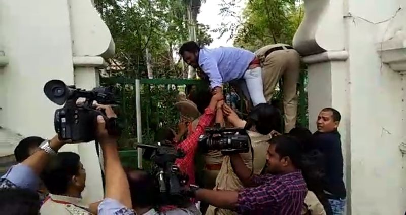 తెలంగాణ అసెంబ్లీ గేటెక్కిన ఏబివిపి విద్యార్థి