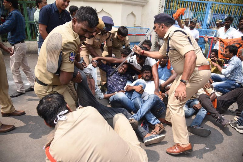 అసెంబ్లీ వద్ద నిరసనకు దిగిన ఏబివిపి విద్యార్థులను అడ్డుకుంటున్న పోలీసులు